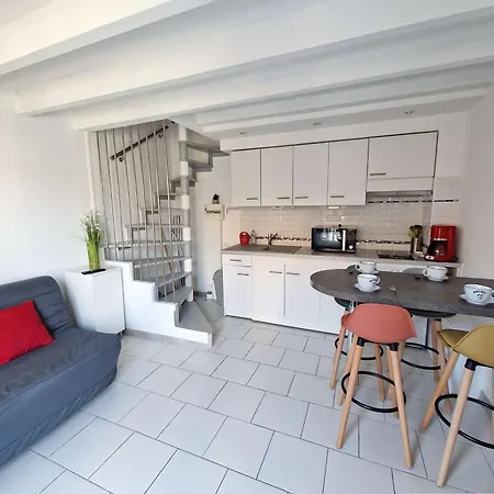 Maison Rénovée Avec Piscine, Parking Privé Et Proche à - Fr-1-387-185 *